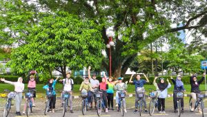 Wisatwan berfoto bersama sebelum melaksanakan tur sepeda di Pinggiran Kali Code Yogyakarta
